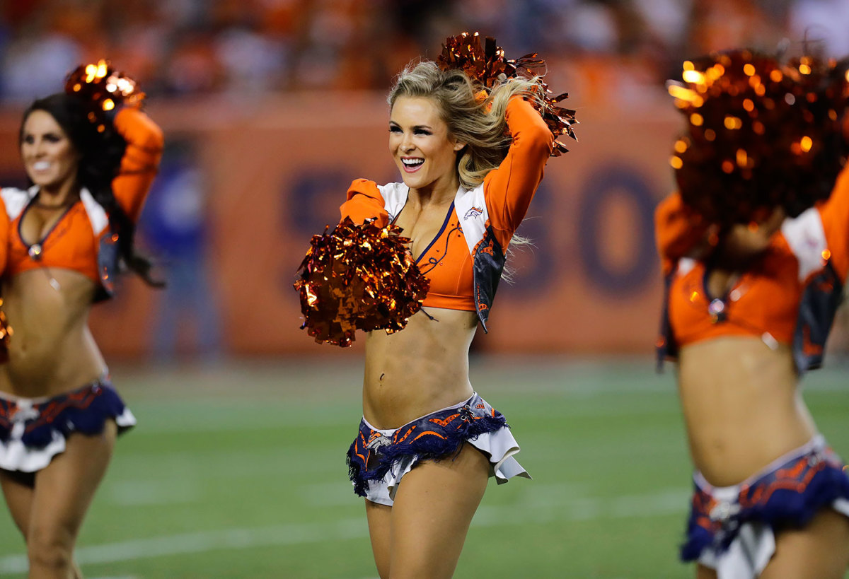Denver-Broncos-cheerleaders-AP_468265714472.jpg