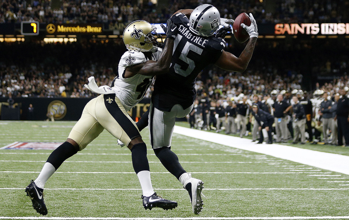 Michael Crabtree made a difficult catch on a two-point conversion to help the Raiders beat the Saints in a thrilling game at the Superdome.