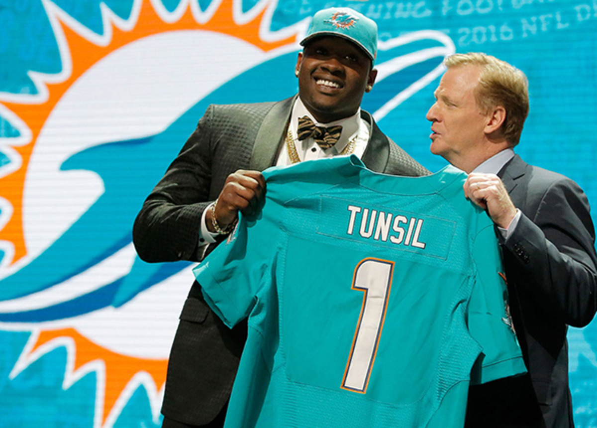 laremy-tunsil-roger-goodell-2016-nfl-draft.jpg