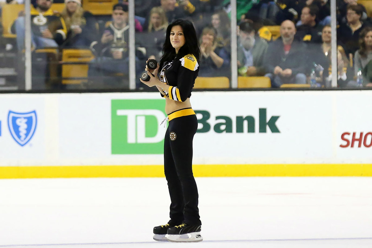 Boston-Bruins-Ice-Girls-482151212126_Panthers_at_Bruins.jpg