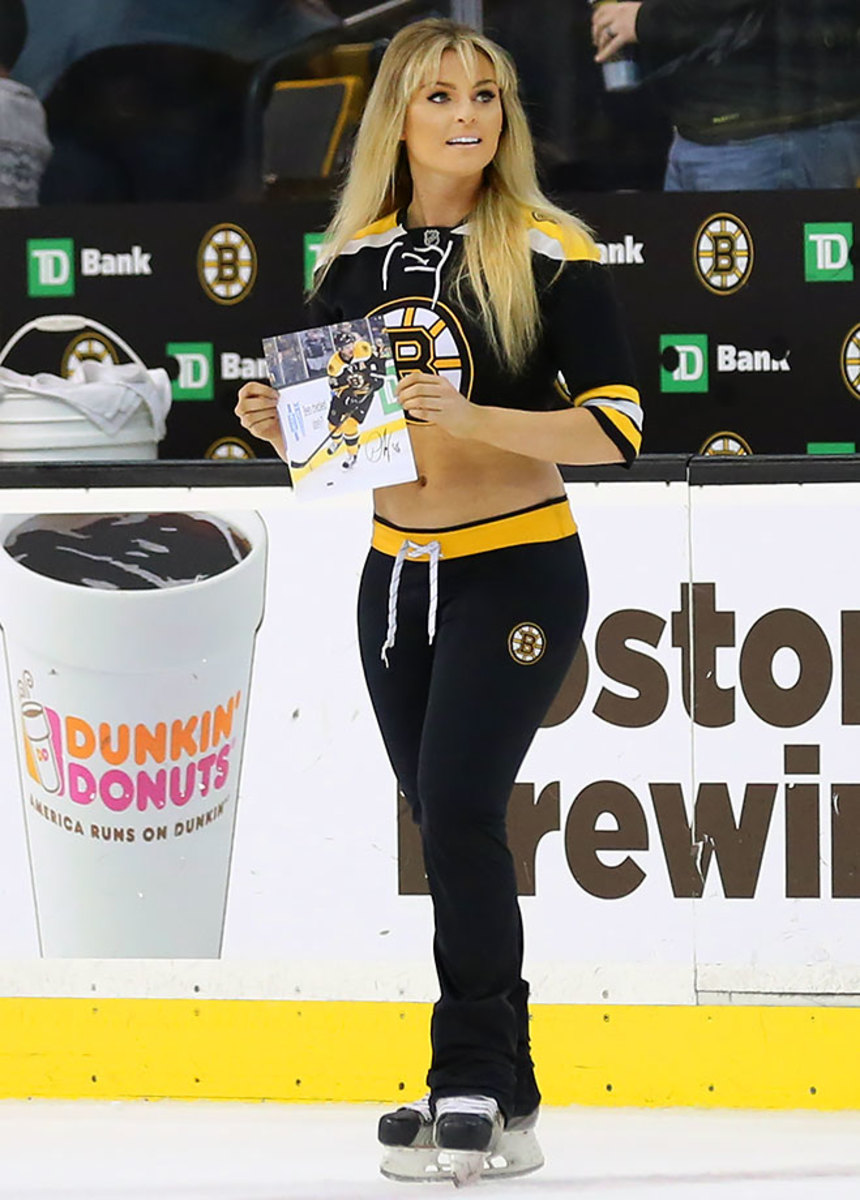Boston-Bruins-Ice-Girls-482160123132_Blue_Jackets_at_Bruins.jpg