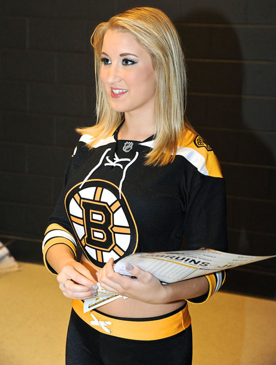 Boston-Bruins-Ice-Girls-147151008044_Jets_at_Bruins.jpg