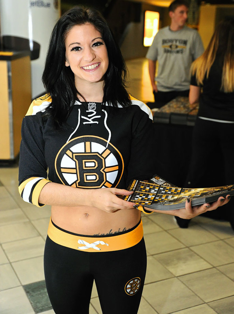 Boston-Bruins-Ice-Girls-147151008038_Jets_at_Bruins.jpg
