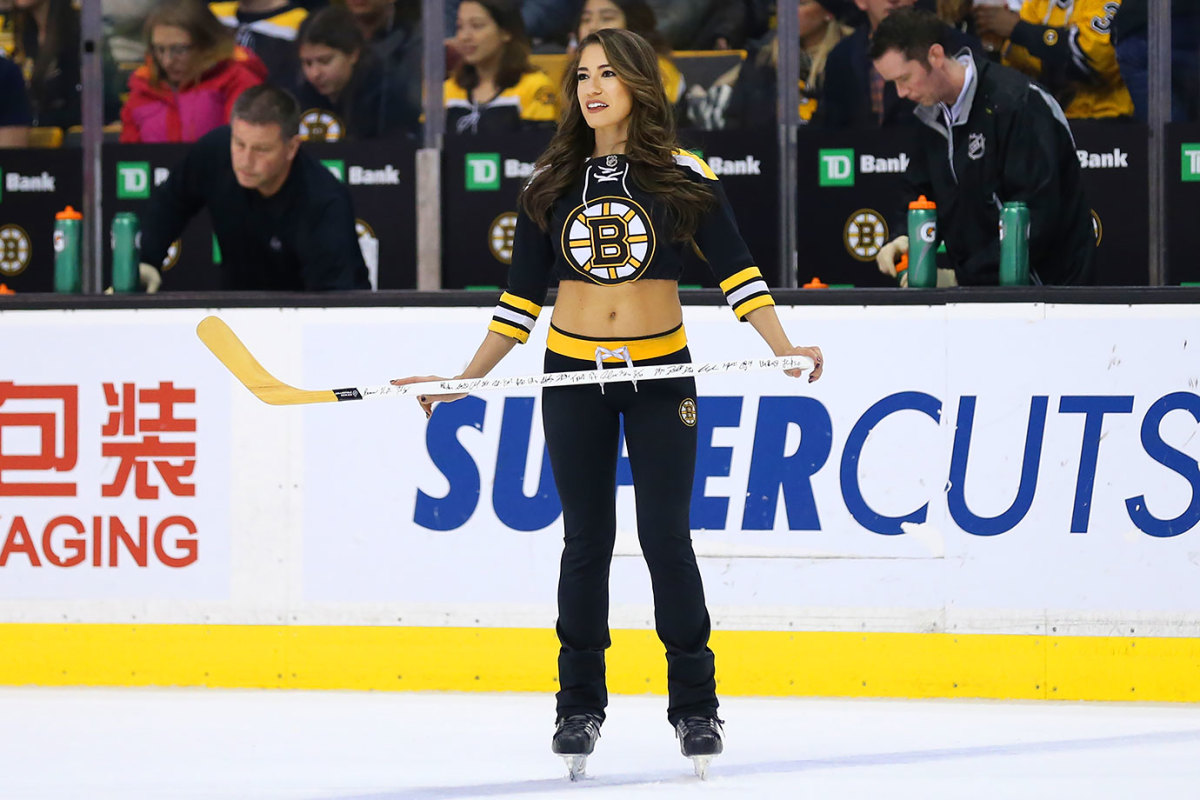 Boston-Bruins-Ice-Girls-482160123133_Blue_Jackets_at_Bruins.jpg