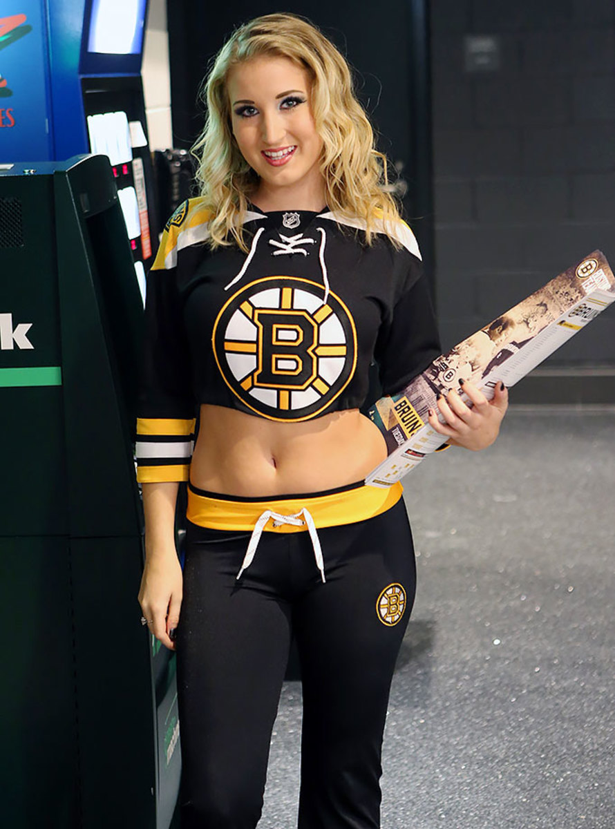 Boston-Bruins-Ice-Girls-482151027029_Coyotes_at_Bruins.jpg