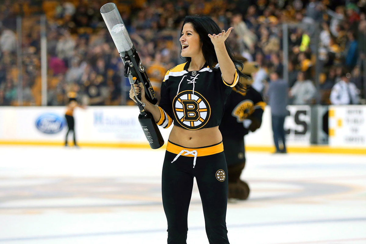 Boston-Bruins-Ice-Girls-482151012128_Lightning_at_Bruins.jpg