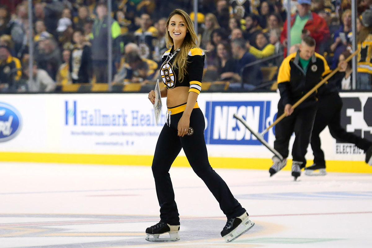 Boston-Bruins-Ice-Girls-482151212132_Panthers_at_Bruins.jpg