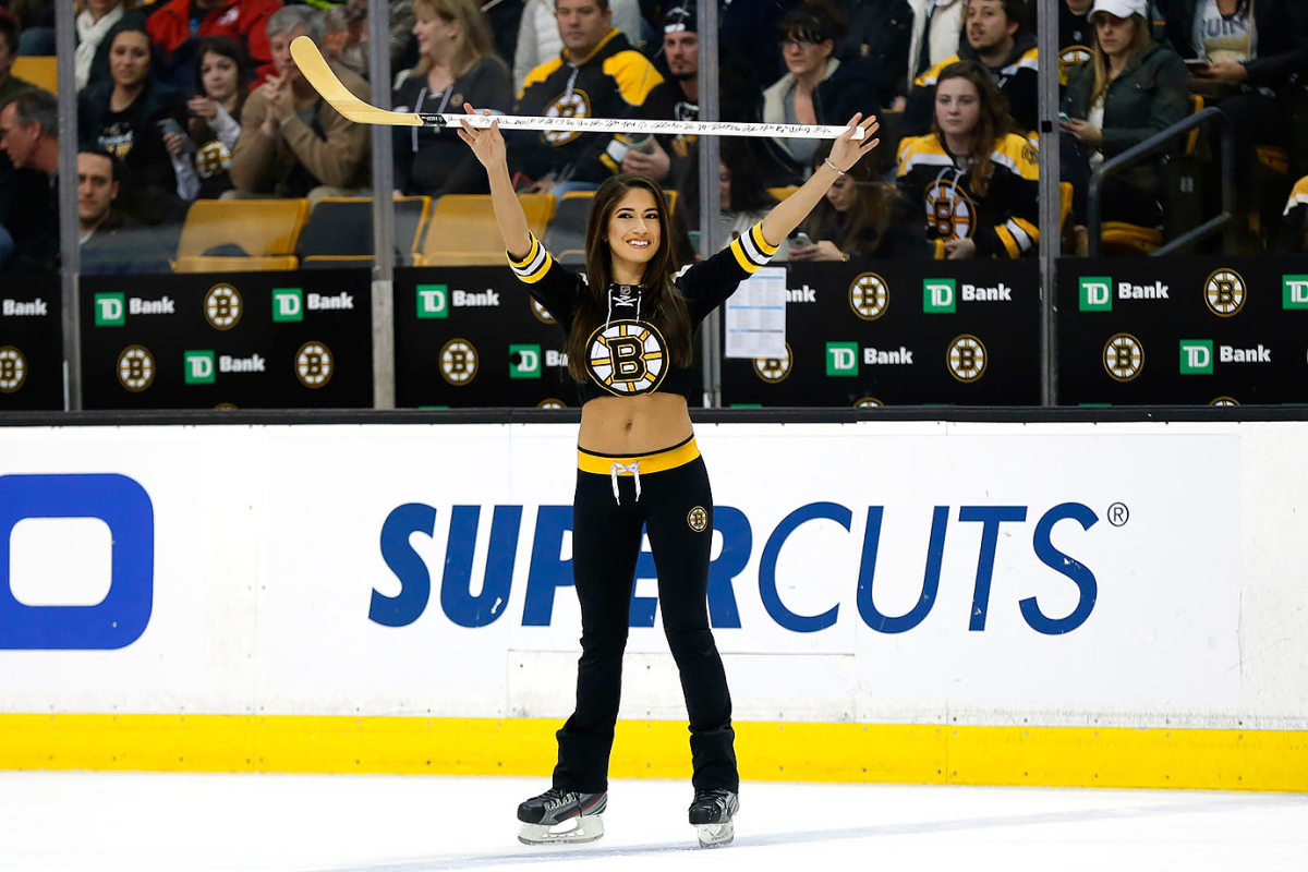 Boston-Bruins-Ice-Girls-482160228119_Tampa_Bay_at_Bruins.jpg