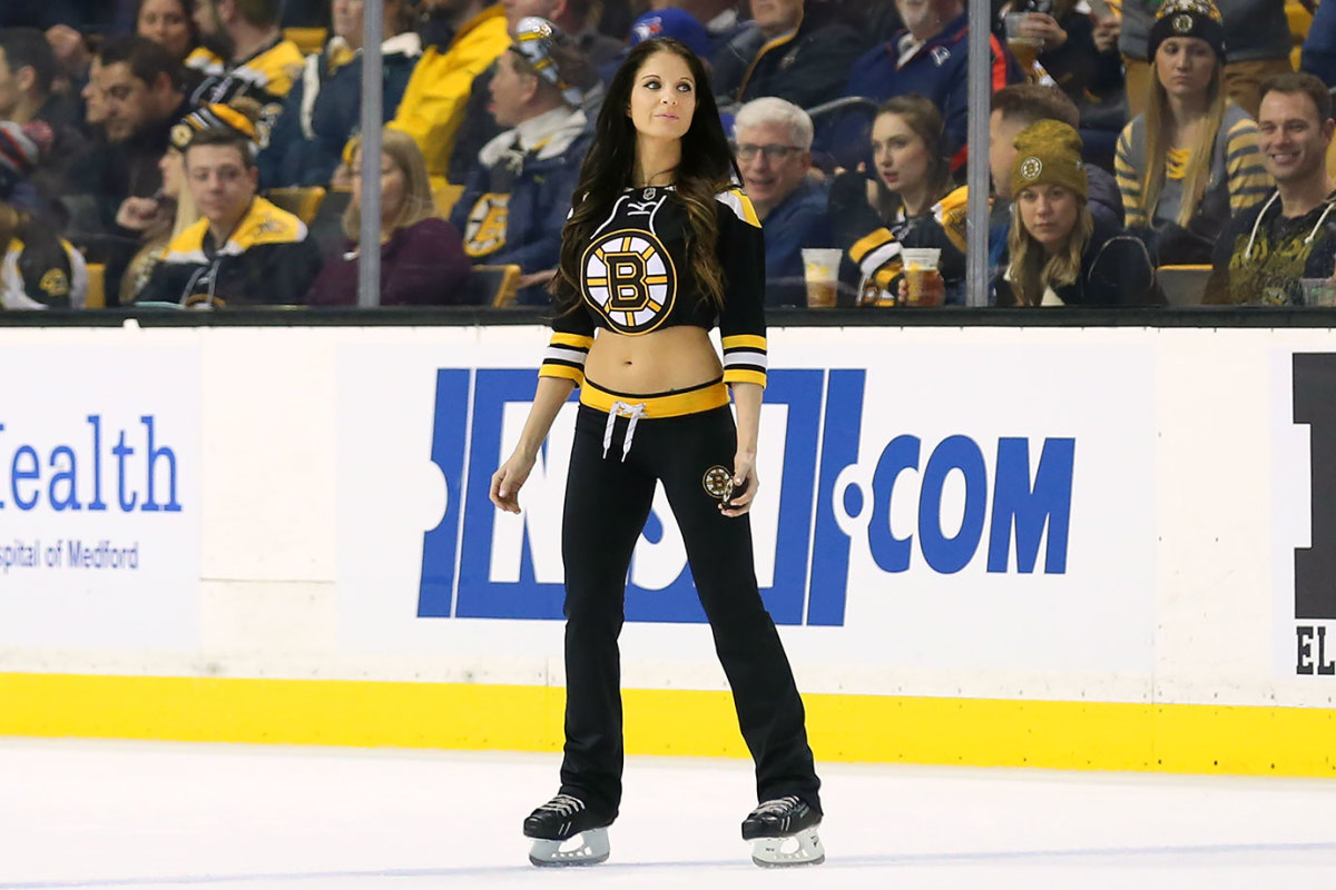 Boston-Bruins-Ice-Girls-482160116111_Maple_Leafs_at_Bruins.jpg