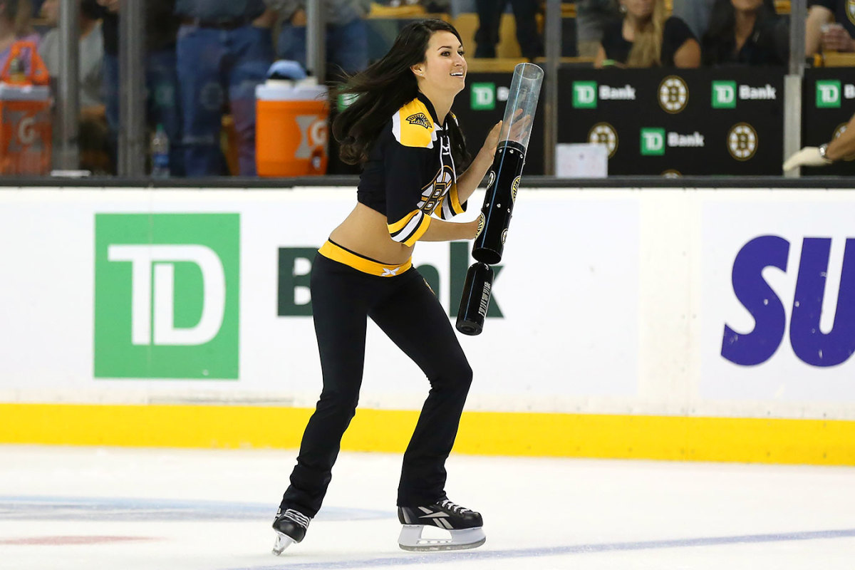Boston-Bruins-Ice-Girls-482151012129_Lightning_at_Bruins.jpg