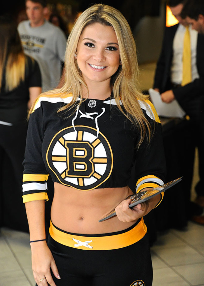 Boston-Bruins-Ice-Girls-147151008037_Jets_at_Bruins.jpg