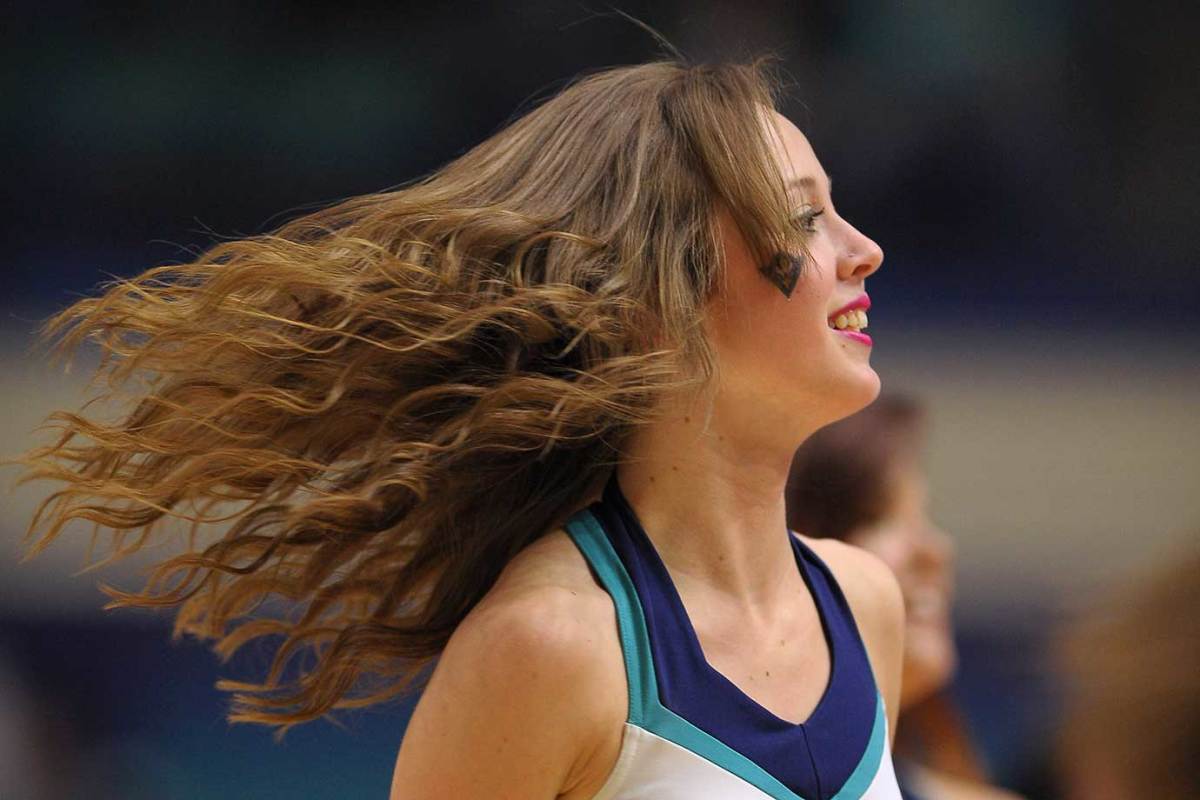 UNC-Wilmington-cheerleader.jpg