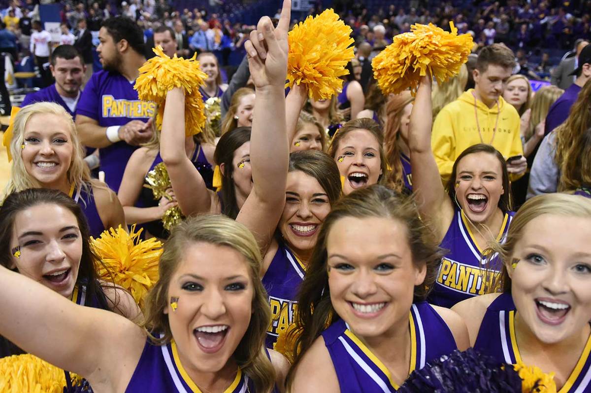 Northern-Iowa-cheerleader.jpg