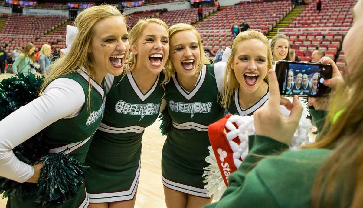 Green-Bay-cheerleaders.jpg