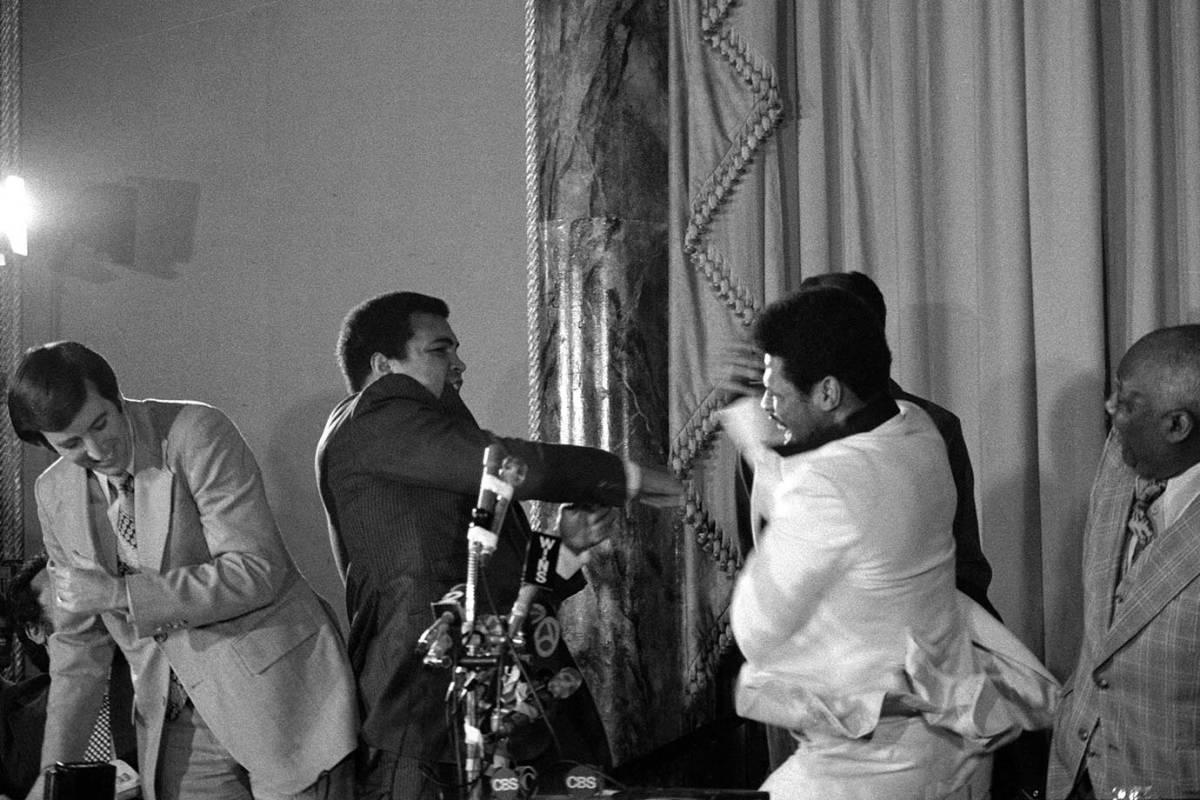 1977-1215-Muhammad-Ali-Leon-Spinks-pretend-fight_0.jpg
