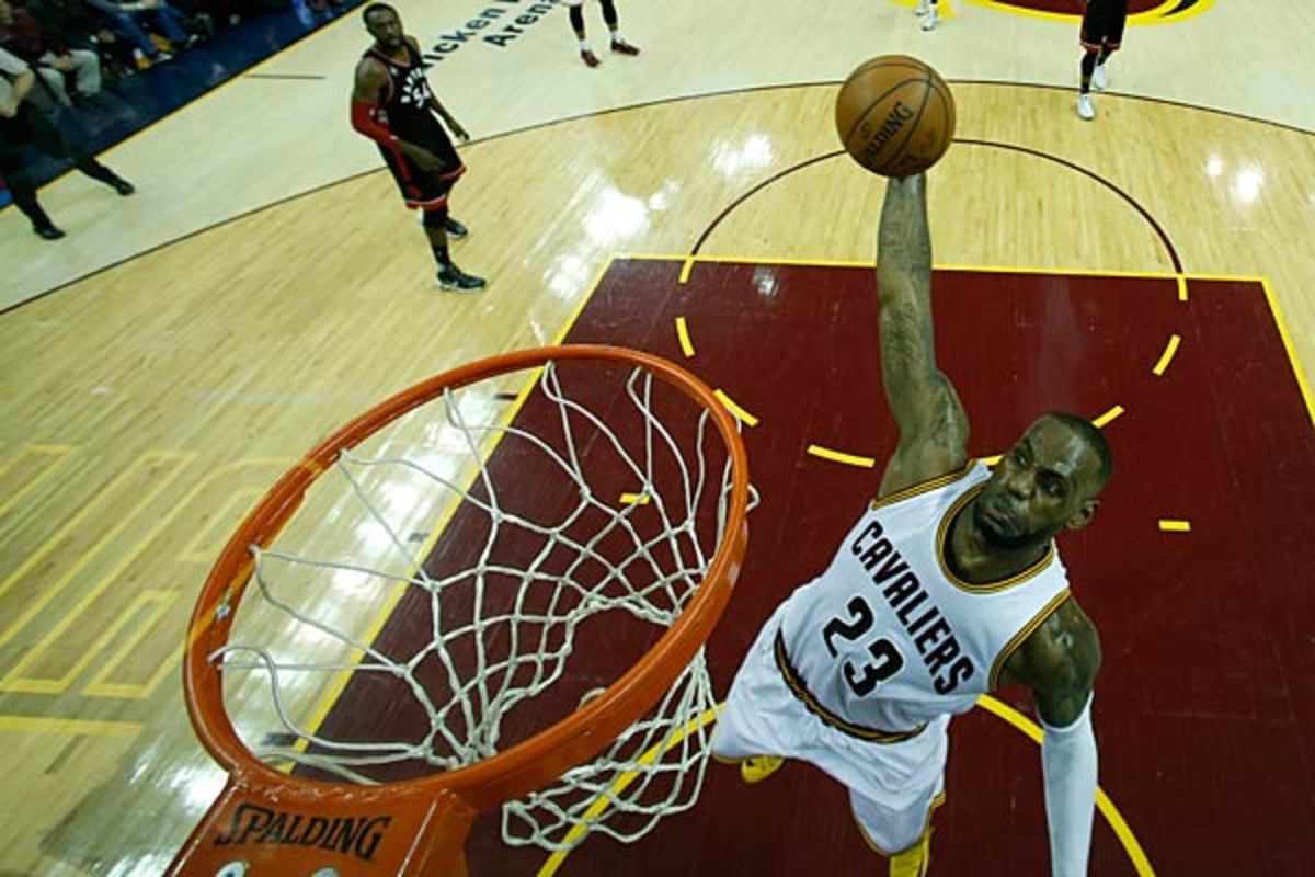 lebron-dunk.jpg