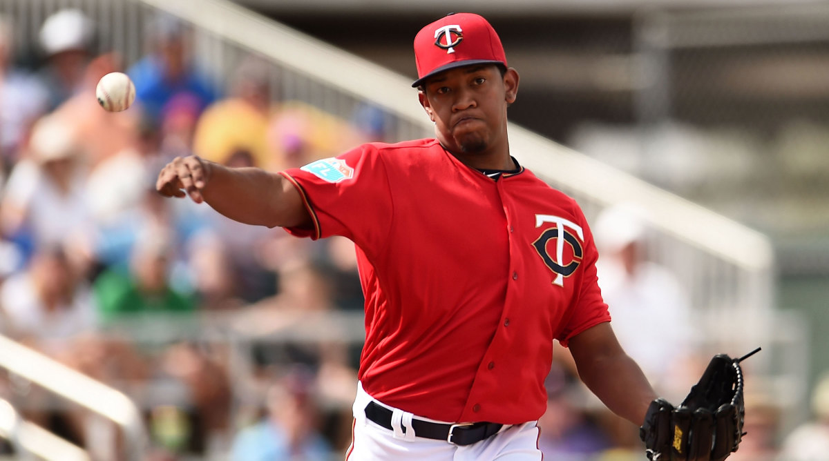 Twin sports. Тревис стори бейсболист. Папа Франциск бейсболист. Цена клубов MLB.