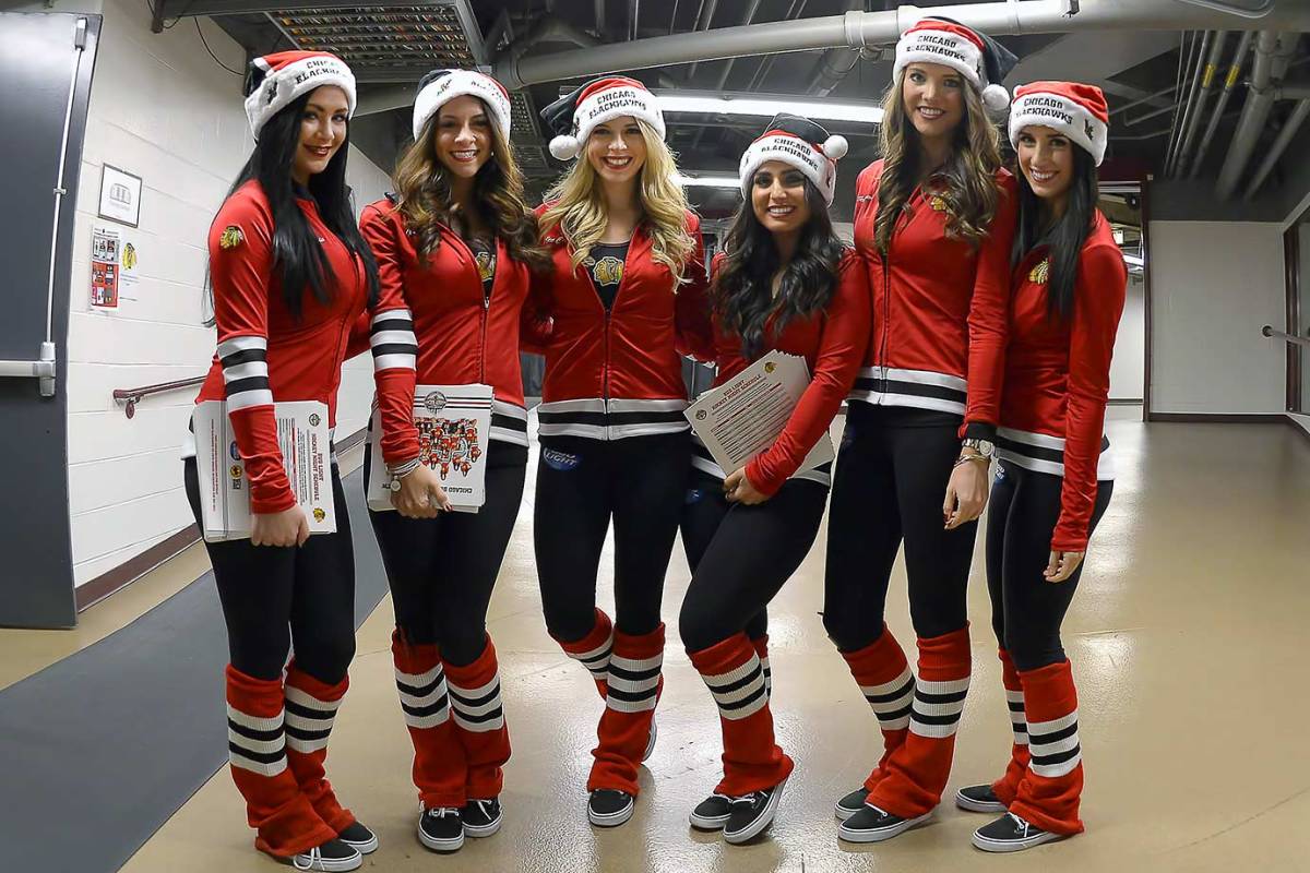 Chicago-Blackhawks-Ice-Crew-Girls-164121515_1099_Avs_at_Blackhawks.jpg