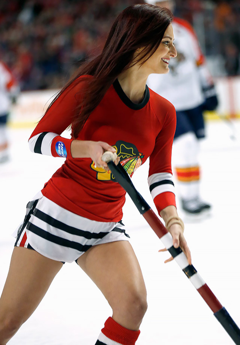 Chicago-Blackhawks-Ice-Crew-Girls-164102215_788_Panthers_at_Blackhawks.jpg