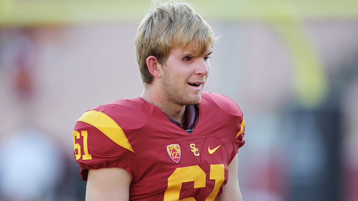 Video: USC Trojans blind snapper Jake Olson plays in spring game