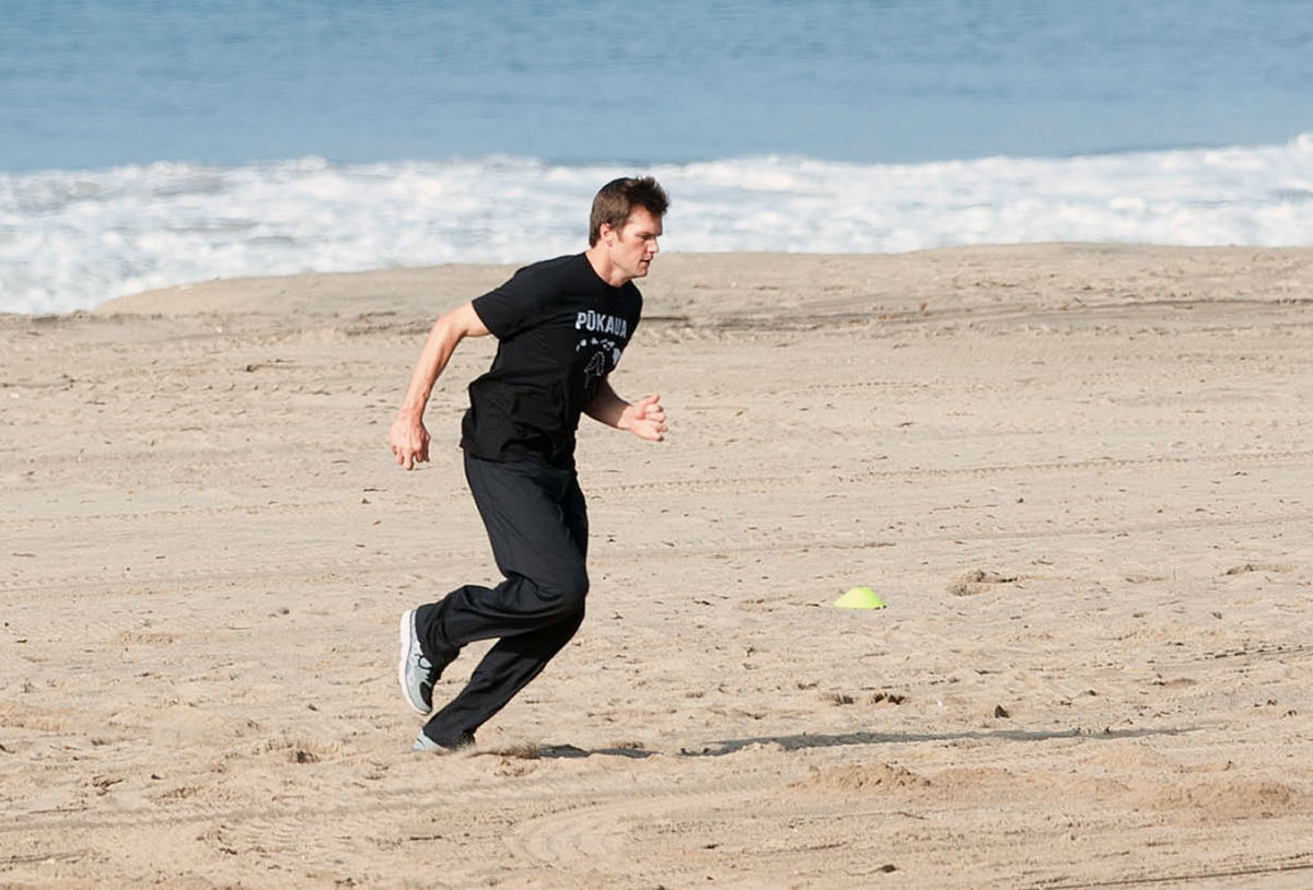 2014-Tom-Brady-beach_0.jpg