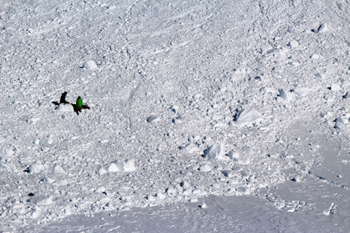 Ballinger and Suzuki tending to Gilbert (2)[3].jpg