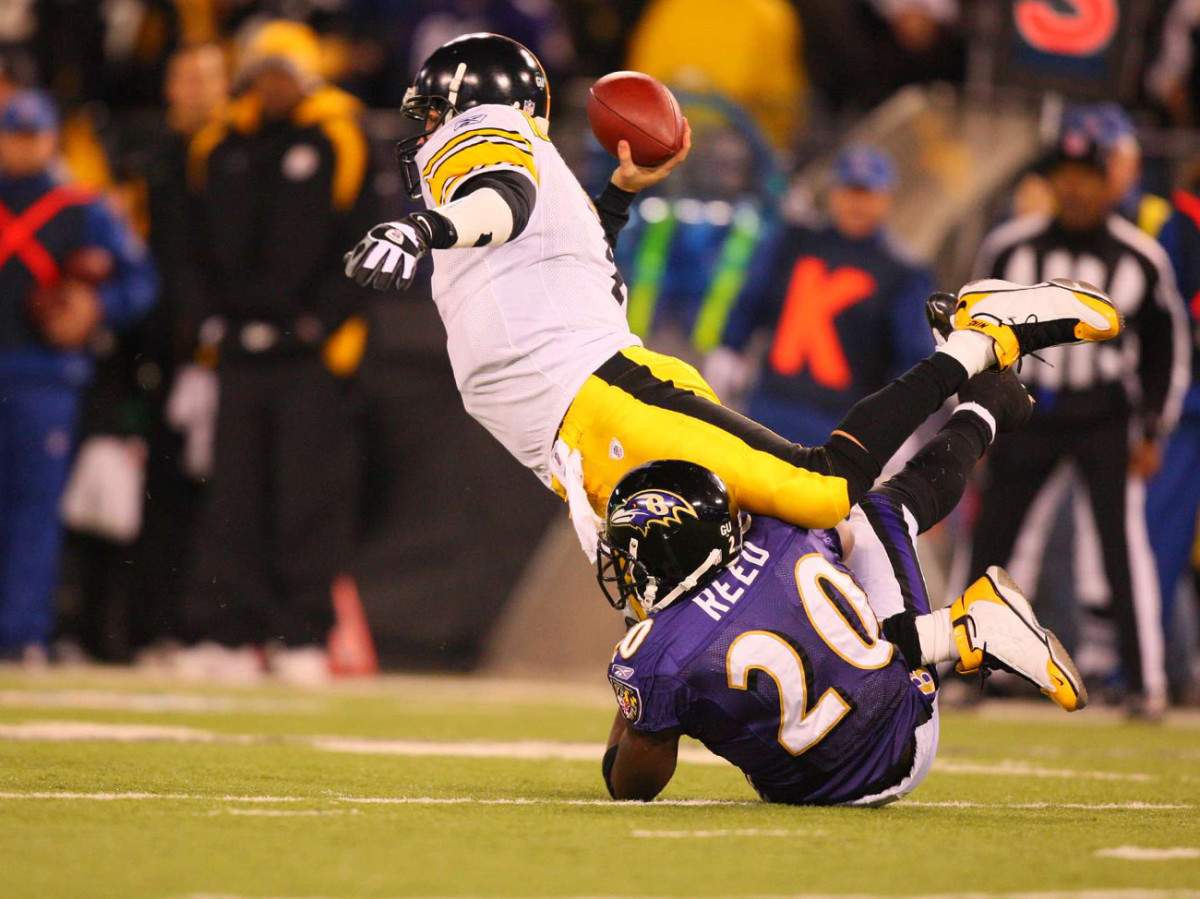 Roethlisberger stretches against Ed Reed, December 2008.