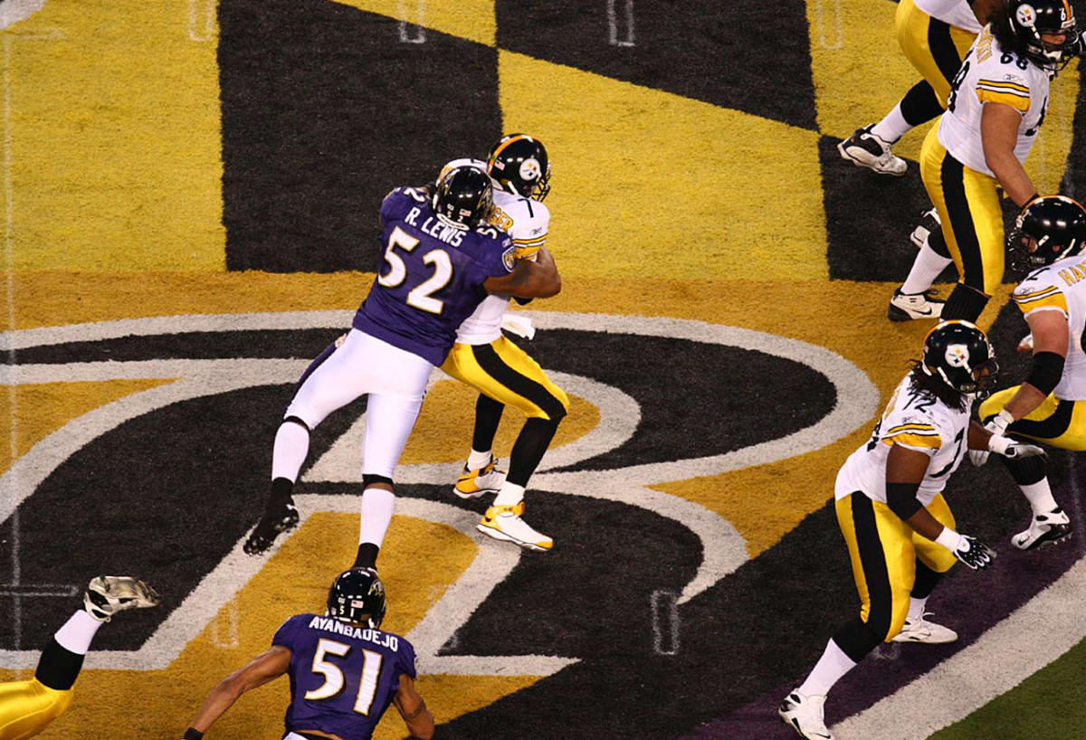 Ray Lewis greets Ben Roethlisberger in the crest, December 2008.