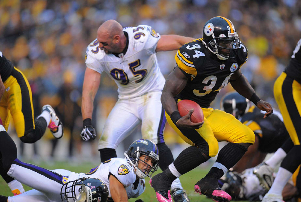 Jarret Johnson loses his helmet as Rashard Mendenhall hits the hole, October 2010. 