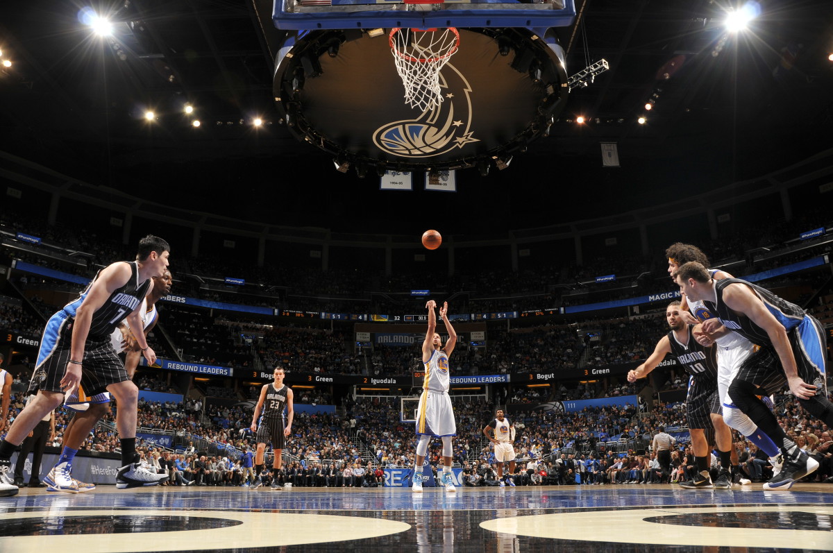 Curry sets record of 128 consecutive games with a 3pointer Sports