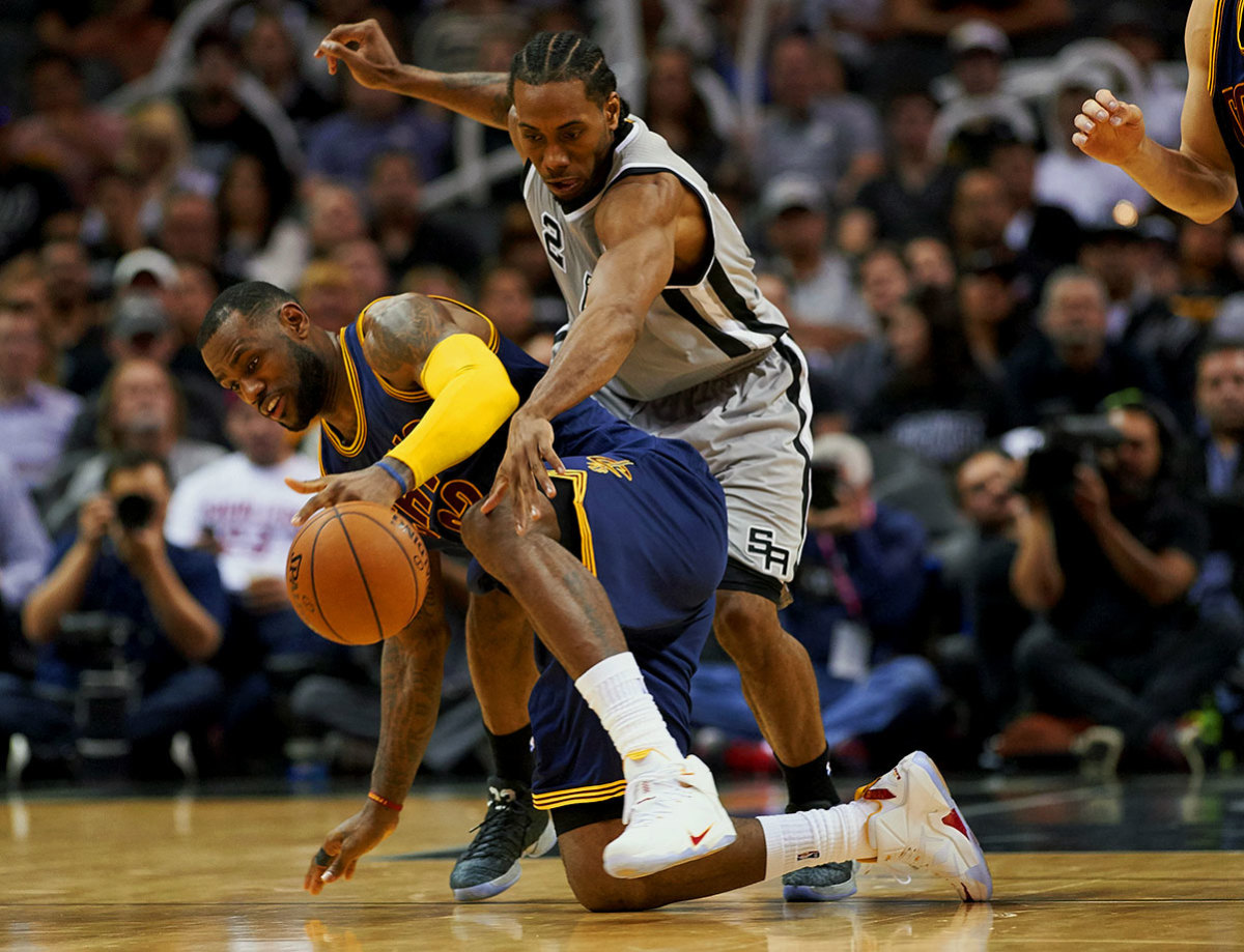 Kawhi-Leonard-LeBron-James-X159346_TK1_1018.jpg