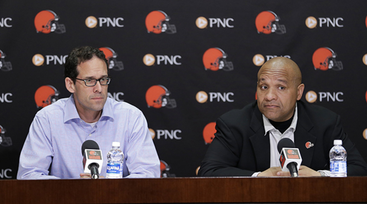 Paul DePodesta (l.), the Browns’ chief strategy officer, and Hue Jackson.