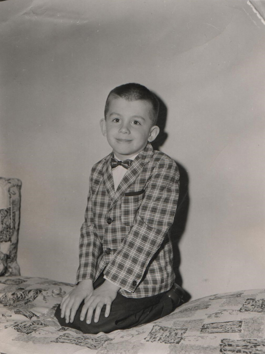 Sager as a youngster in 1958, already displaying a taste for fashion at home in Batavia.