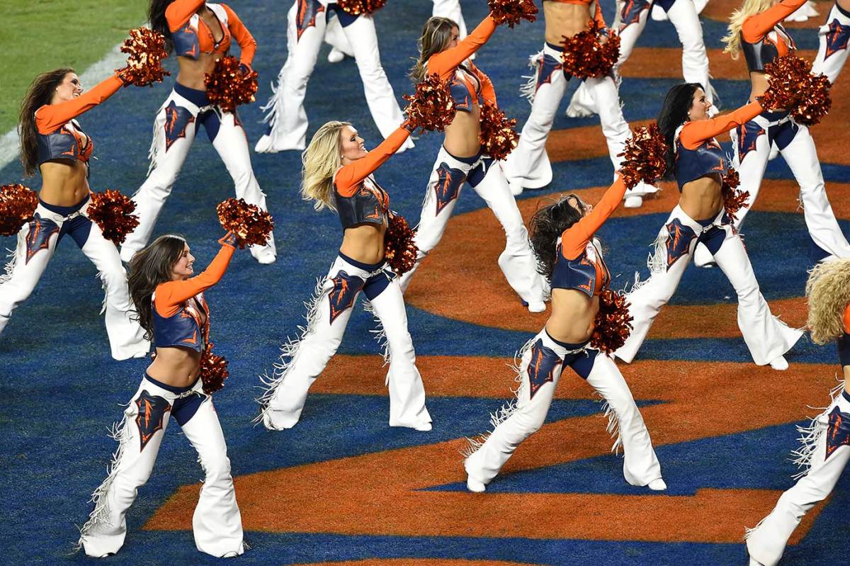 Denver-Broncos-cheerleaders-0071602070098_Super_Bowl_50.jpg