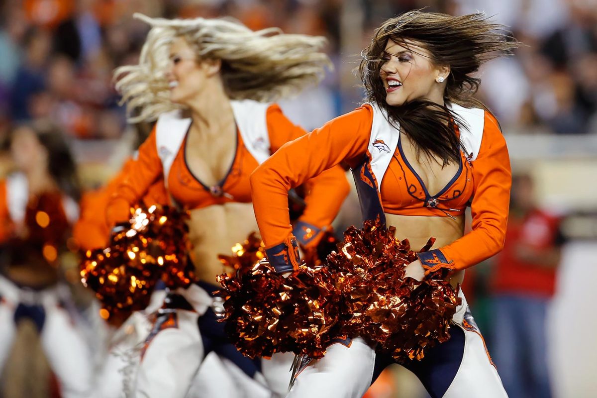 Denver-Broncos-cheerleaders-AP_412422004329.jpg