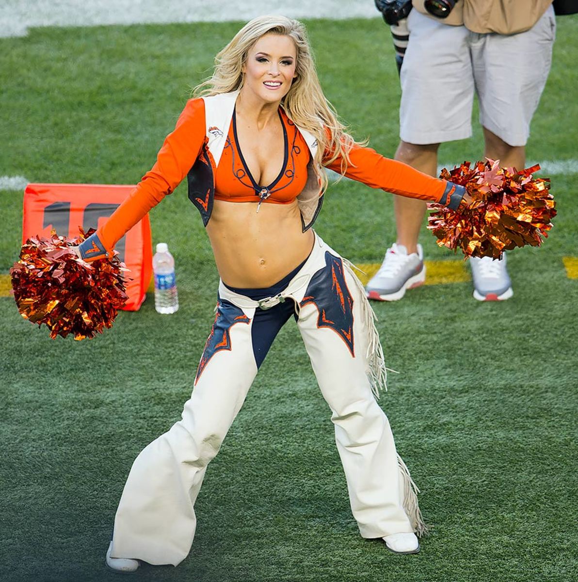 Denver-Broncos-cheerleaders-SI126_TK1_02219.jpg