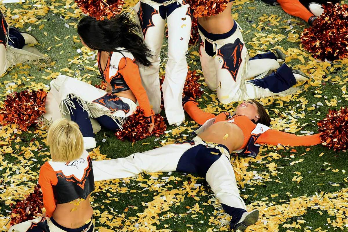 Denver-Broncos-cheerleaders-508991608.jpg