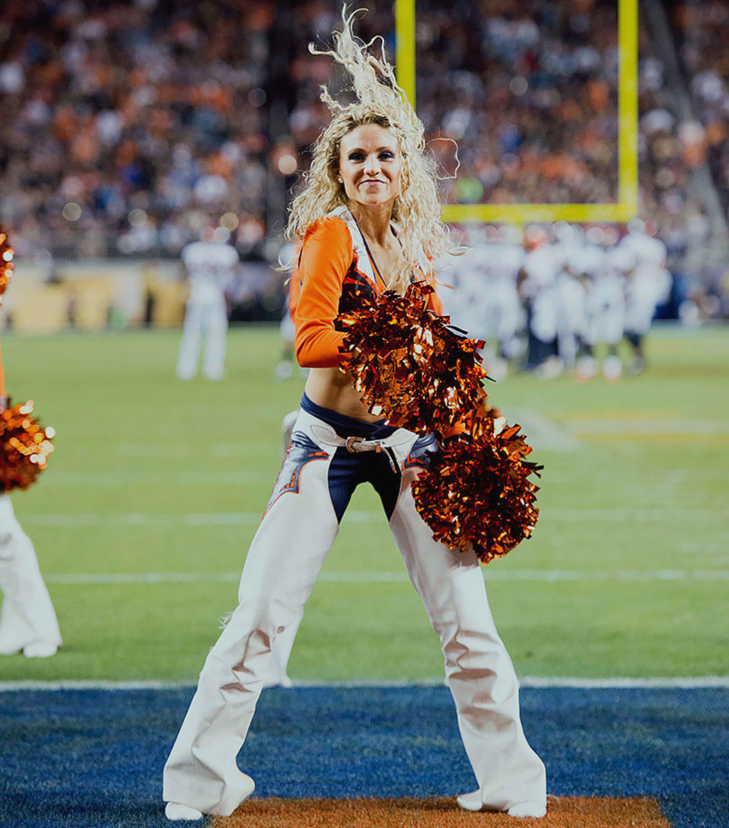 Denver-Broncos-cheerleaders-SI123_TK1_04689.jpg