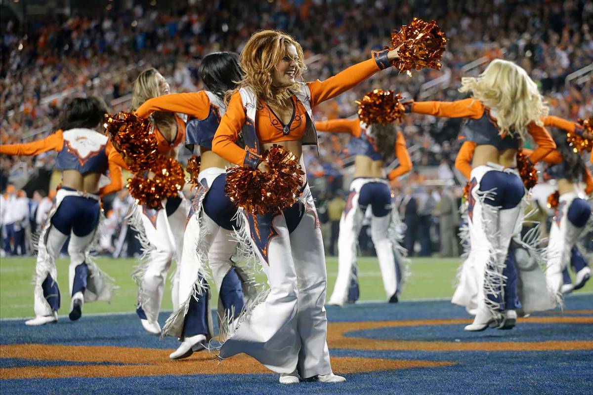 Denver-Broncos-cheerleaders-AP_421363841260.jpg