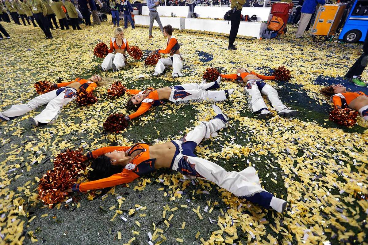 Denver-Broncos-cheerleaders-AP_869031698877.jpg