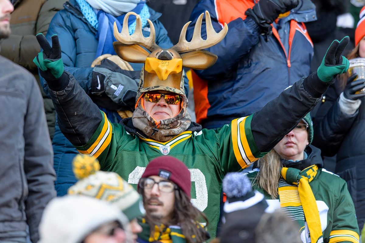 Green-Bay-Packers-fans-GettyImages-630210098.jpg