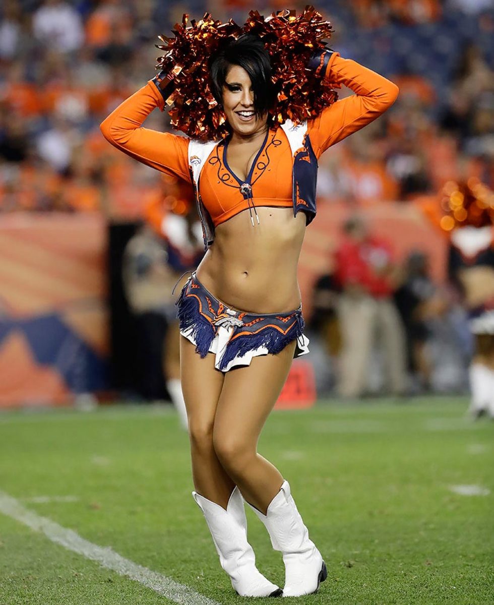 Denver-Broncos-cheerleaders-AP_993361479771.jpg