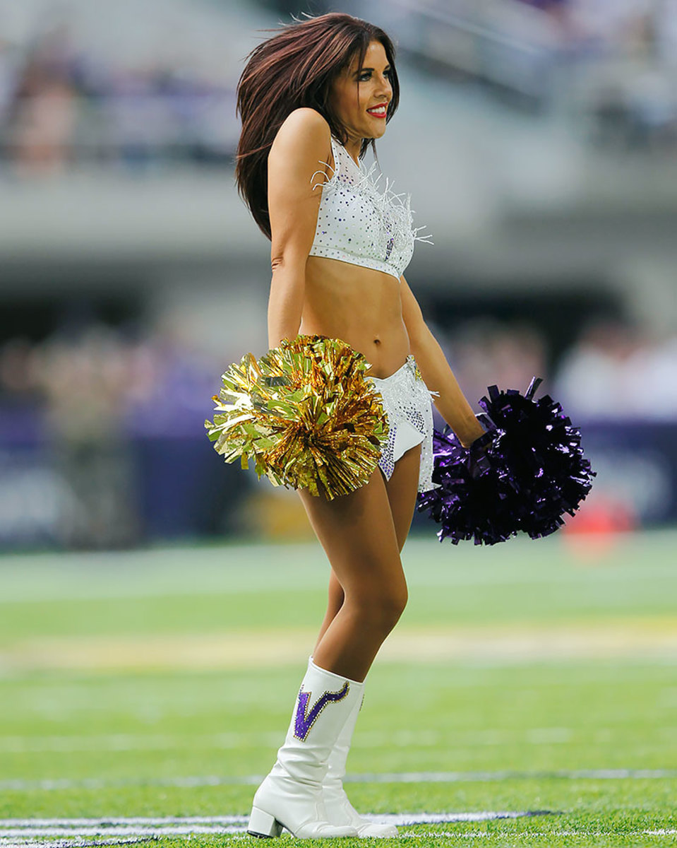 Minnesota-Vikings-cheerleaders-AP_425692432441.jpg