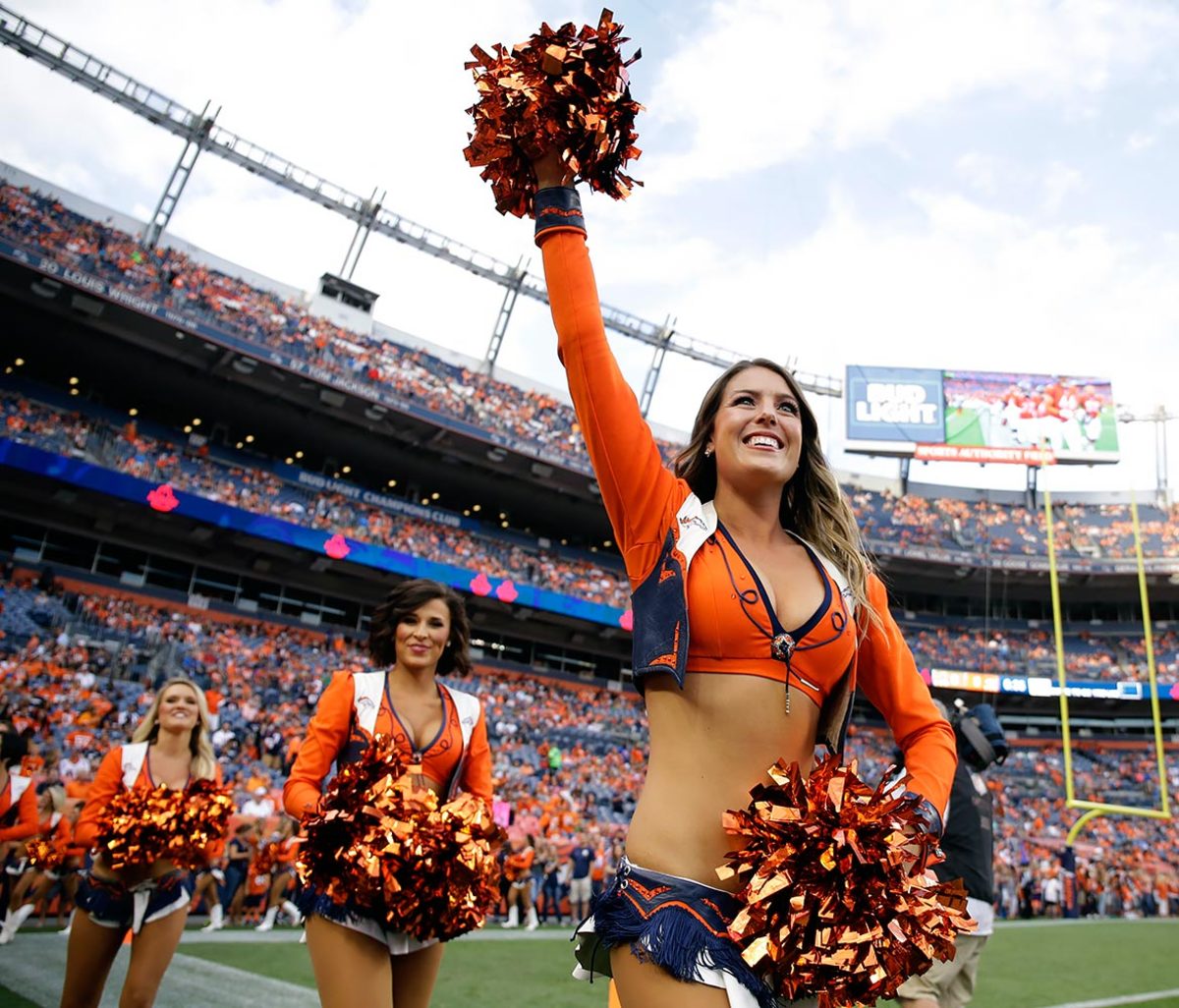 Denver-Broncos-cheerleaders-AP_629398656567.jpg