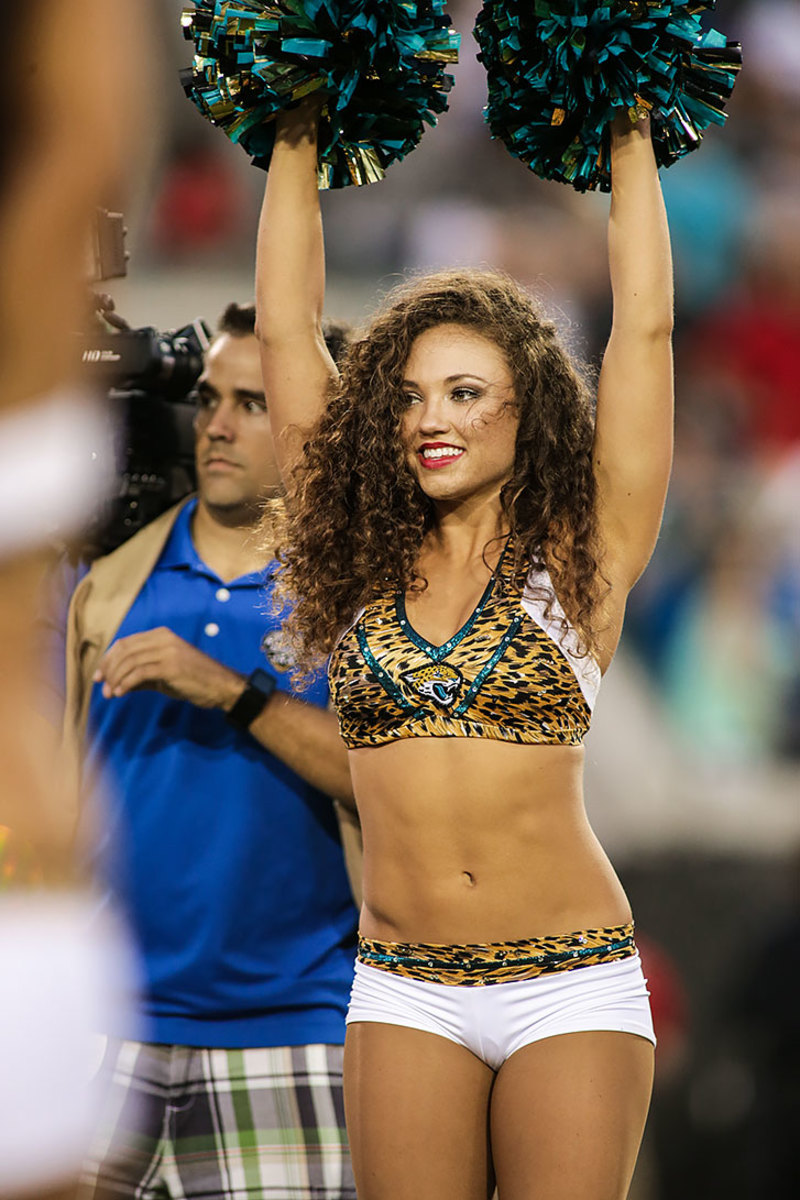 Jacksonville-Jaguars-The-ROAR-cheerleaders-DFH1608283053Jaguars_vs_Bengals.jpg