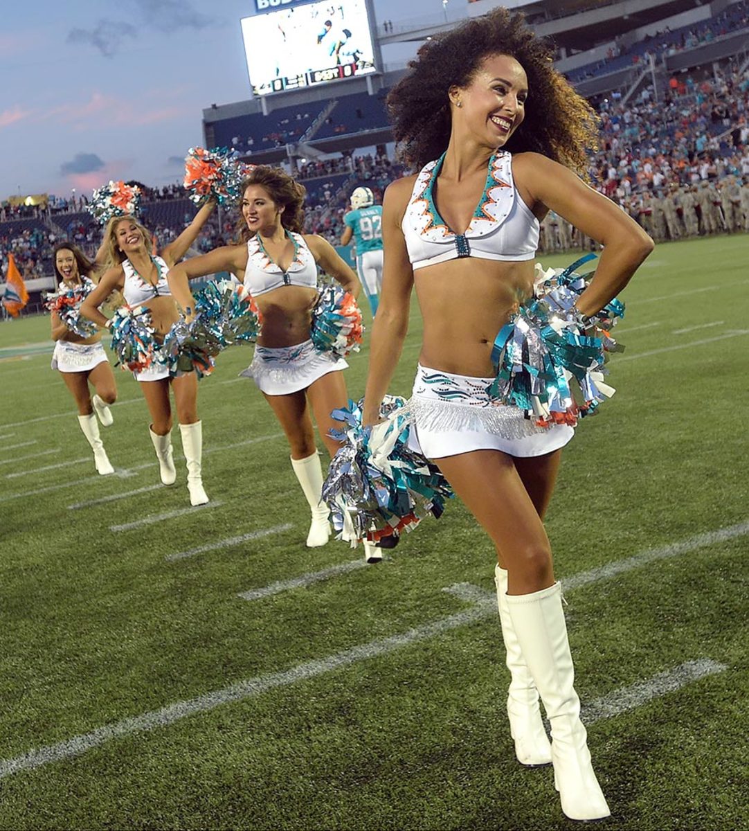 Miami-Dolphins-cheerleaders-AP_690957759509.jpg