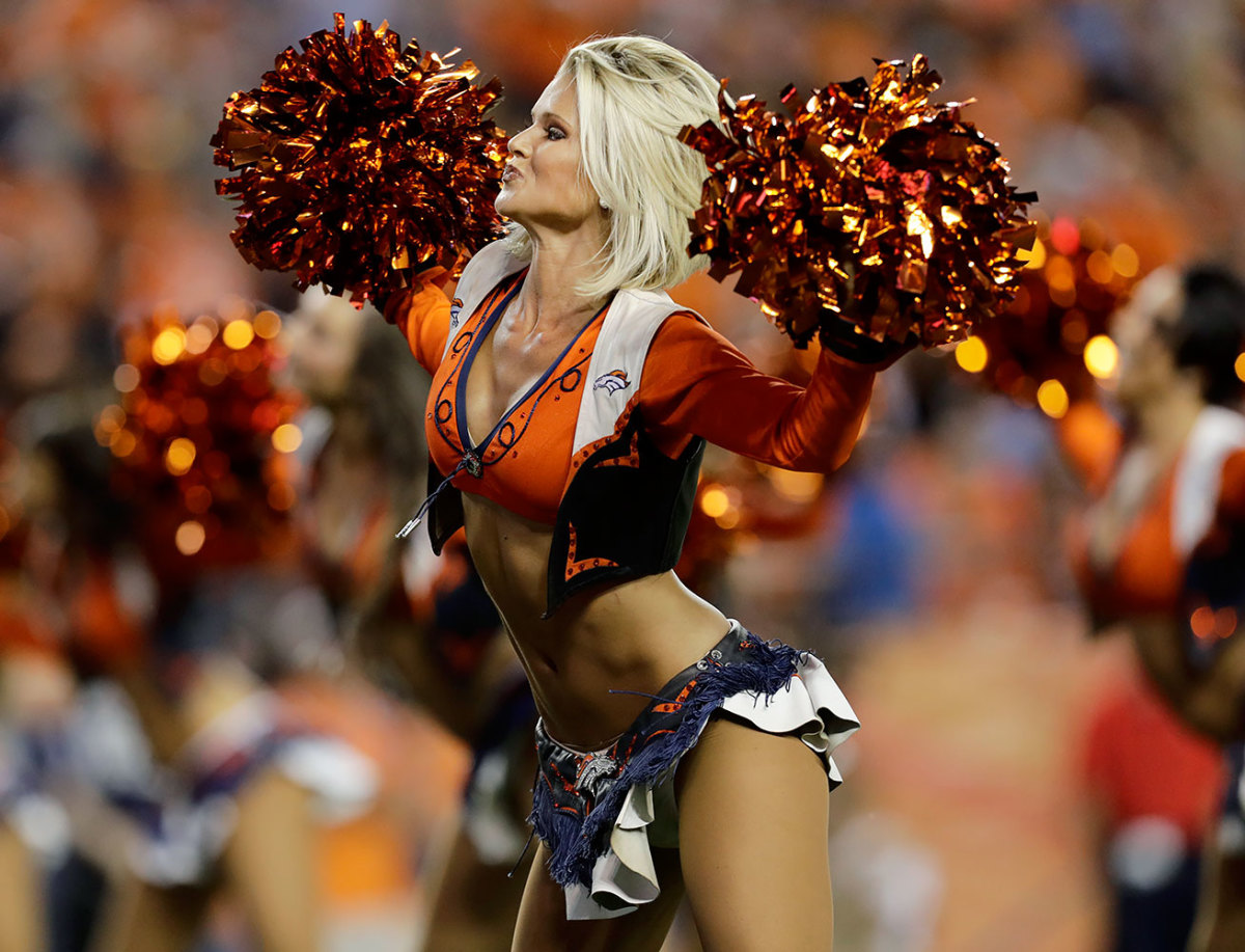Denver-Broncos-cheerleaders-AP_148670360116.jpg