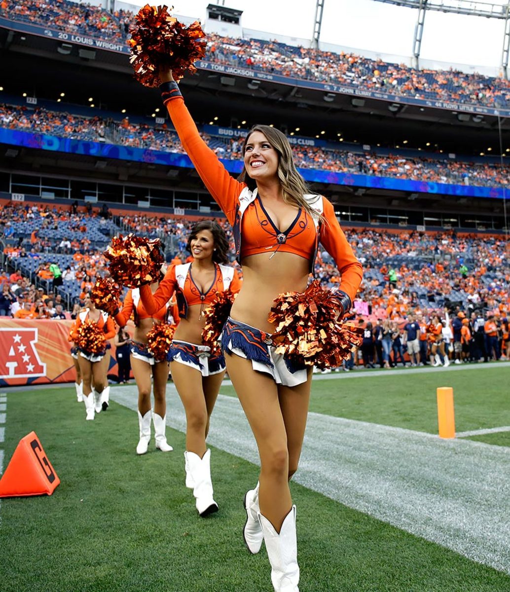 Denver-Broncos-cheerleaders-AP_106316980451.jpg
