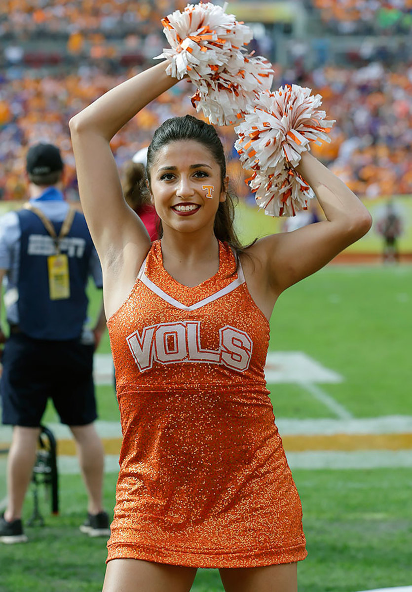 Tennessee-Volunteers-cheerleader-AP_334011012133.jpg