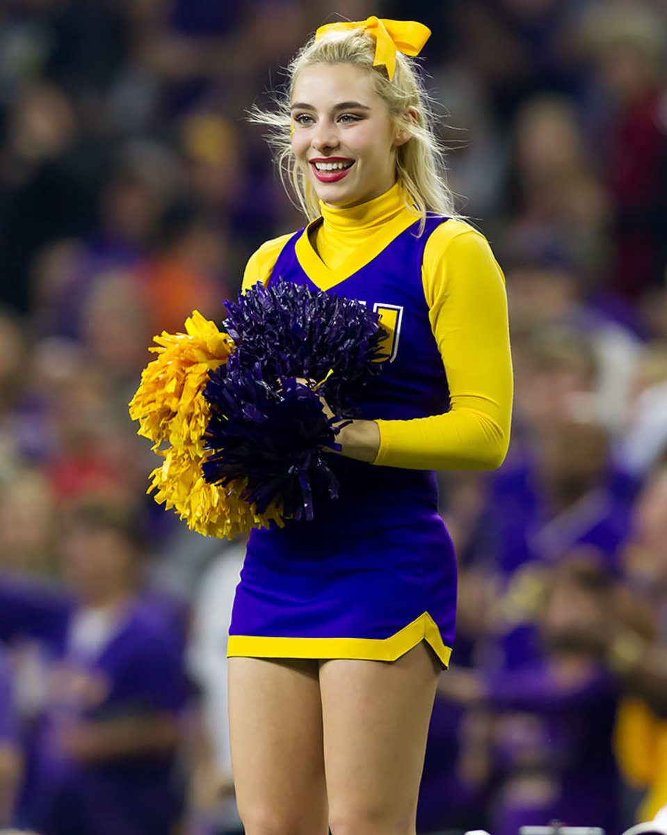 LSU-Tigers-cheerleader-DBA151229_Texas_Tech_Raiders_vs_LSU_Ti.jpg